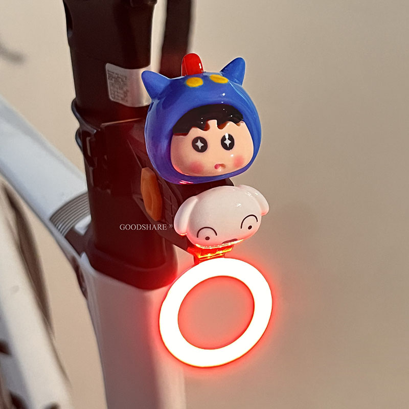 Mountain Biking In Japan - Śliczna lampka rowerowa Shin-chan, tylna lampka